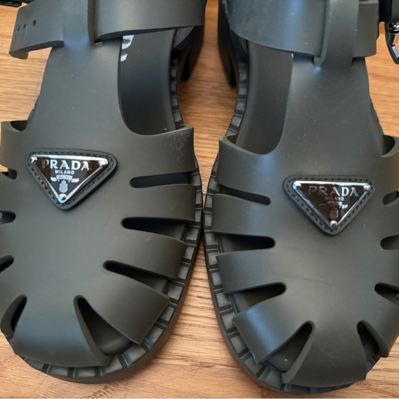 NWT Prada soft cage vinyl sandals in army green - Picture 6 of 6